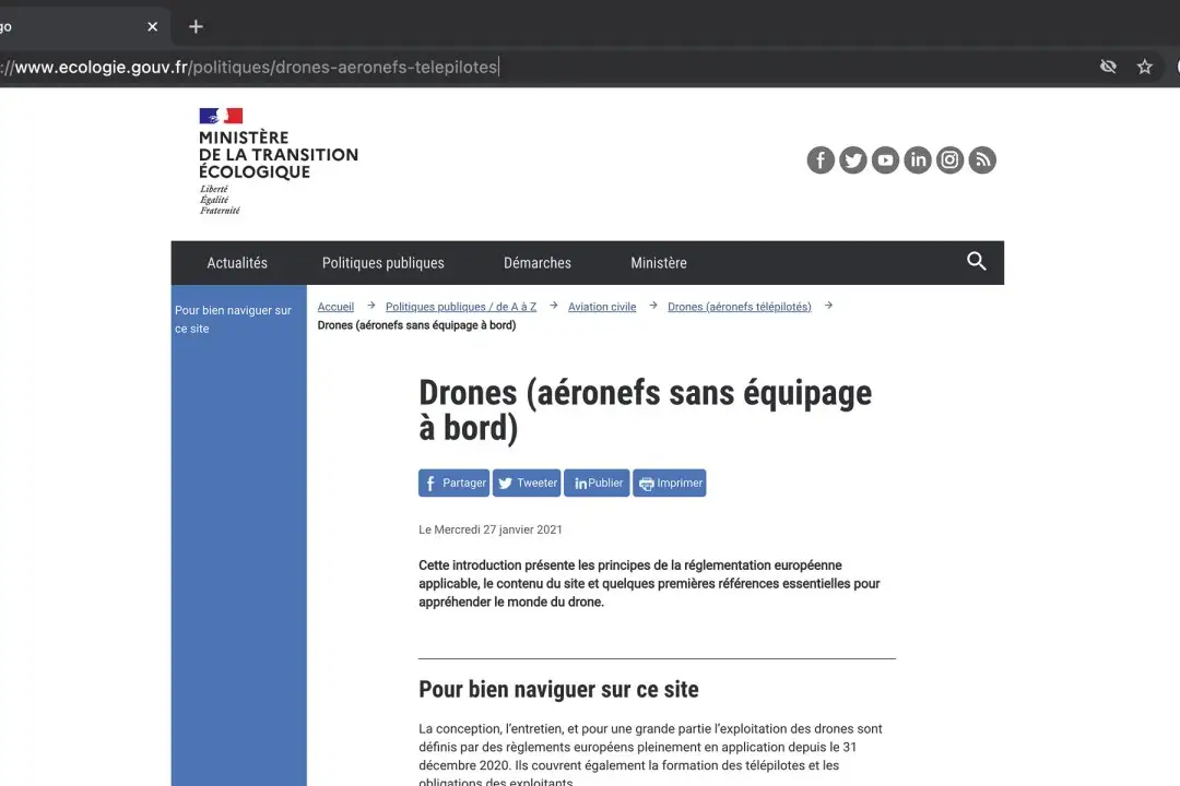Instructeur drone en visioconférence accompagnant un participant pour une remise à niveau de ses connaissances drone