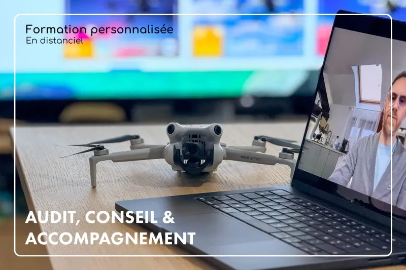 Drone Mavic Mini 4 Pro en intérieur avec un ordinateur en visioconférence avec les logos des scénarios des sous-catégories A1/A3 et A2