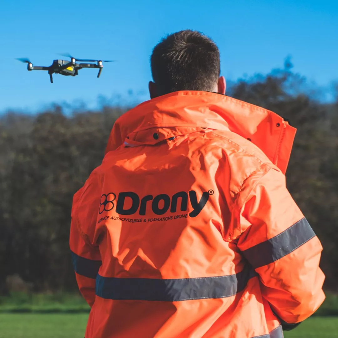 Stagiaire télépilote drone pilotant un DJI Mavic Pro 2 sur un terrain dédié à la pratique du vol à Cormeilles-en-Parisis