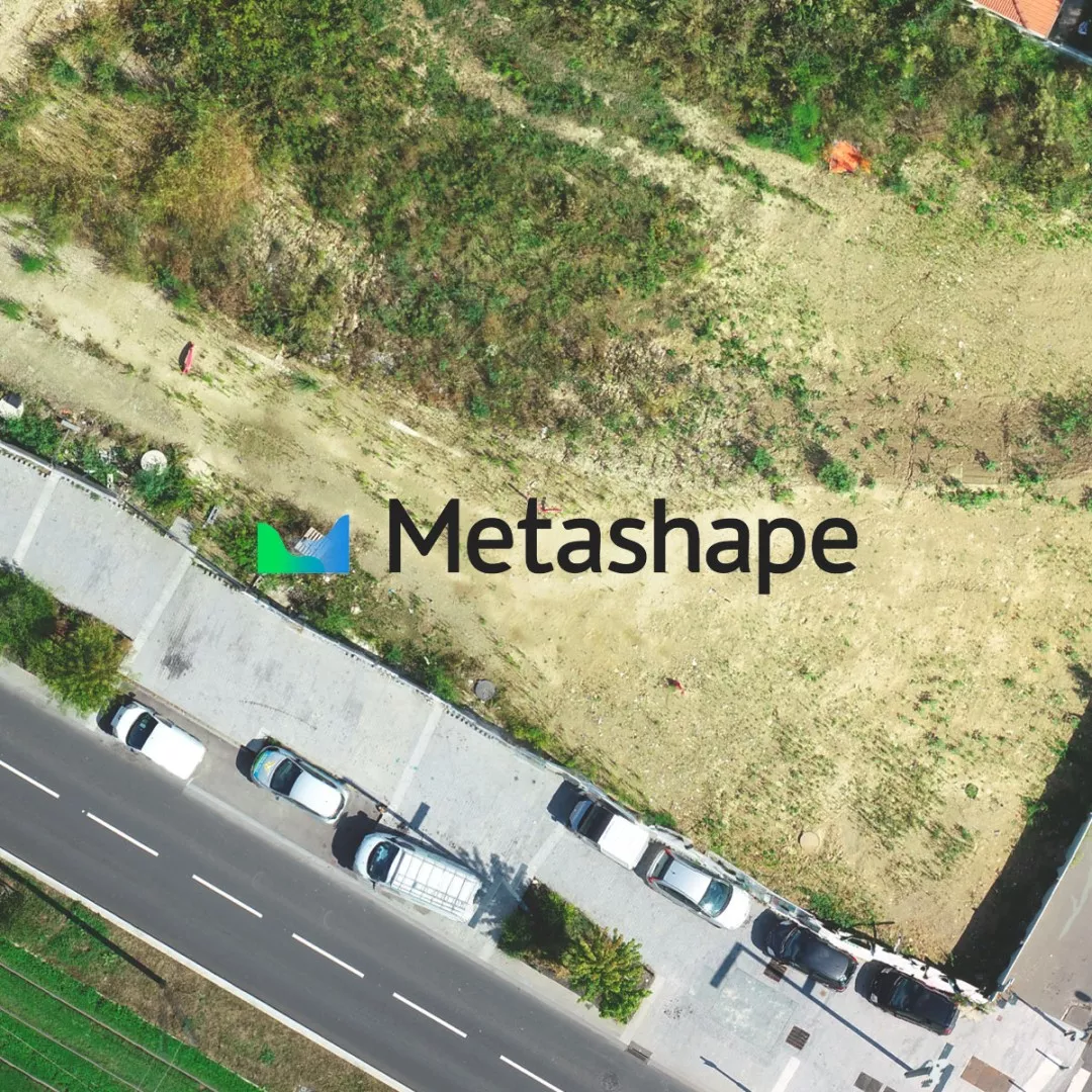 Extrait de l'assemblage d'images aériennes d'un chantier (orthophotographie) avec le logo Agisoft Metashape