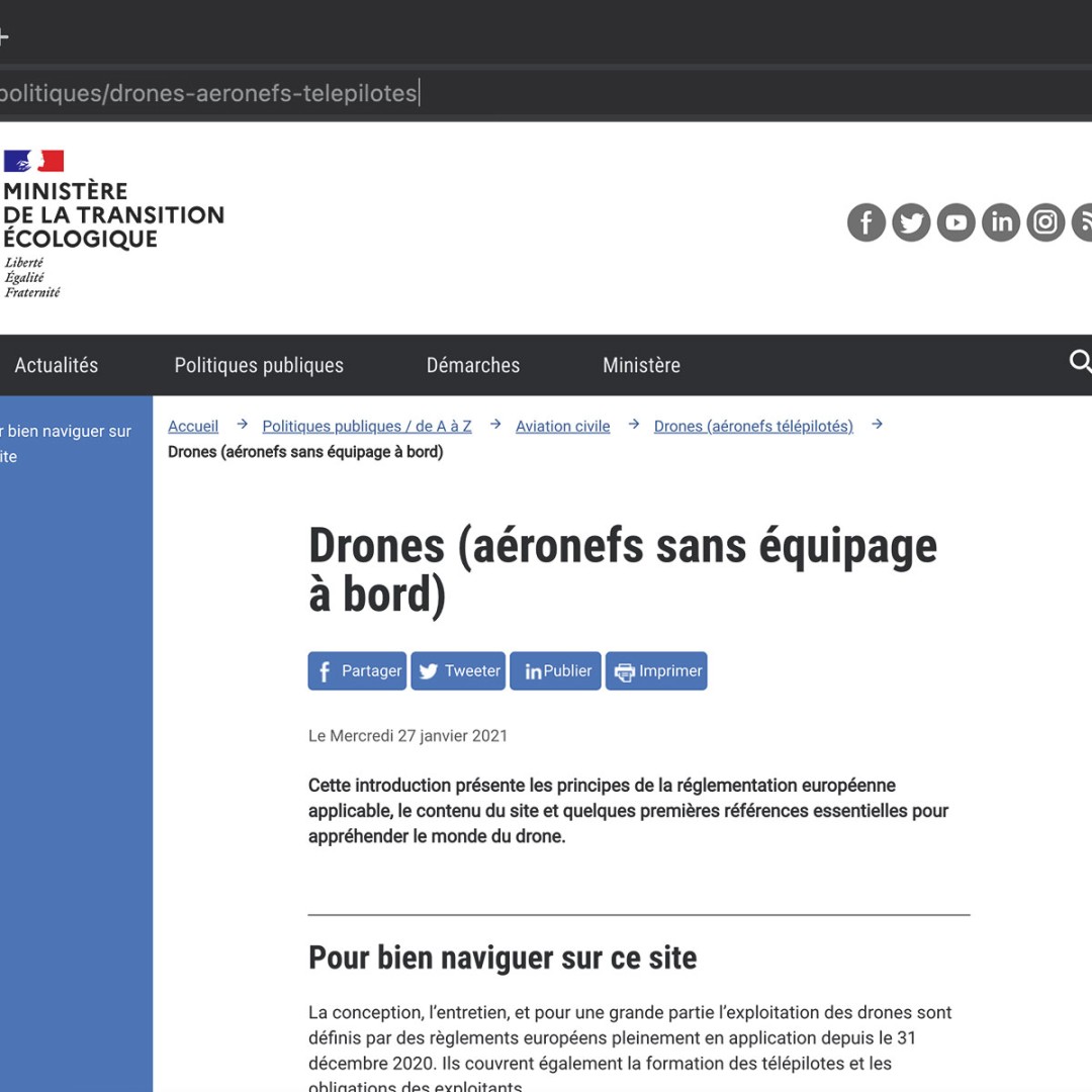 Instructeur drone en visioconférence accompagnant un participant pour une remise à niveau de ses connaissances drone