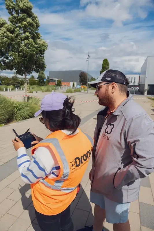 Formation Instructeur drone qui indique au stagiaire quelle fonction utiliser sur la radiocommande  DJI RC Pro