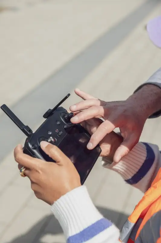 Formation Instructeur drone qui indique au stagiaire quelle fonction utiliser sur la radiocommande  DJI RC Pro