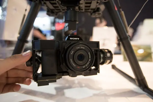 Nacelle Zenmuse pour Sony A7 &mdash; Cr&eacute;dit Photo &copy;DJI
